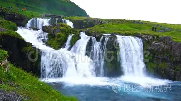 在Grundarfjordur村的Kirkjufells a河欣赏美丽的Kirkjufellsfoss