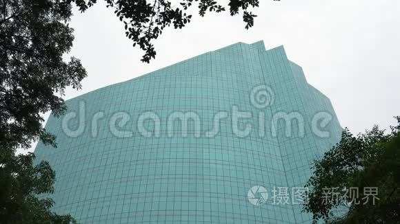 现代写字楼建筑，白天高玻璃摩天大楼，天空背景