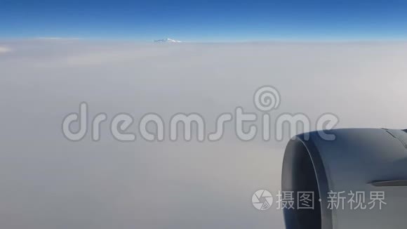 在云层上空飞行时，从飞机窗口看到的景色