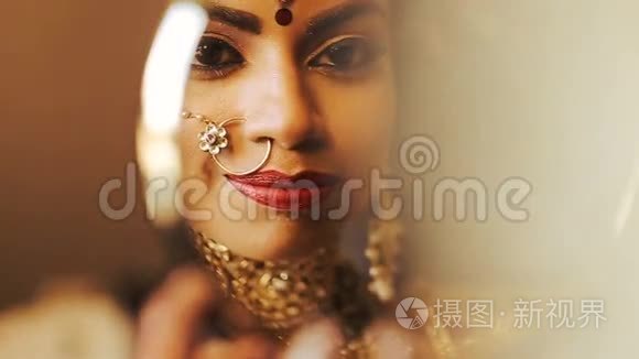 印度新娘看着镜子里的倒影视频
