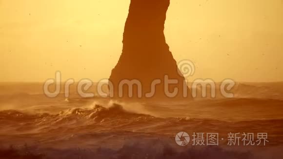 冰岛黑滩的海浪冲击岩石视频