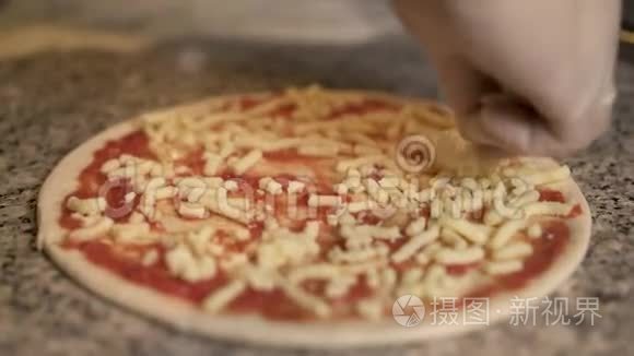 在披萨的基础上加上番茄酱和奶酪，烹调