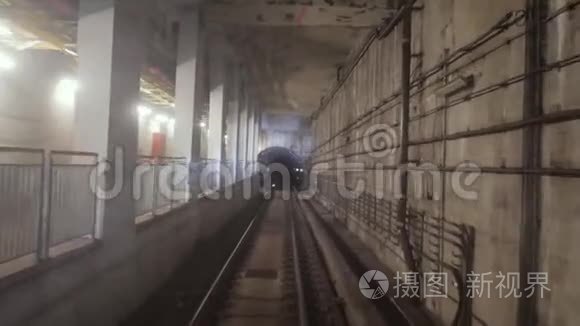 地铁列车穿过隧道。 火车穿过地下隧道，从4K的机舱看到