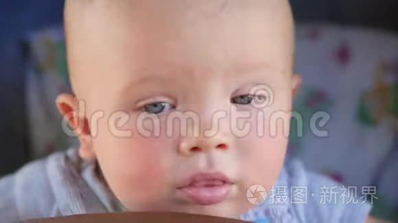婴儿车里的蓝眼睛肖像画视频