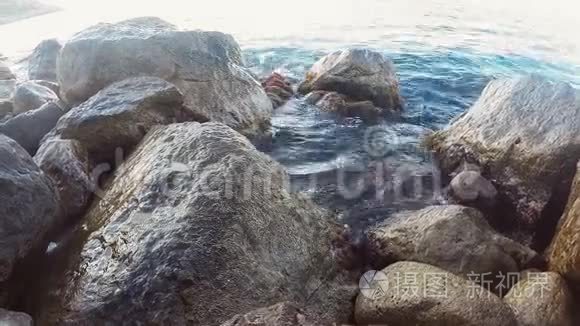 落基海岸和海水在石头间飞溅视频