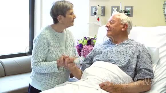 高级妇女探访丈夫在医院病房视频