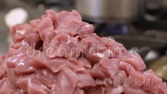 一堆有盘子的肉和煤气灶视频