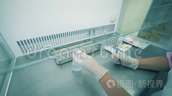 专家正在把液体注入注射器视频