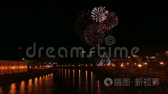 河堤上夜空中璀璨的节日烟火视频