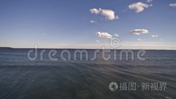 在沙滩上飞过海面的海浪视频