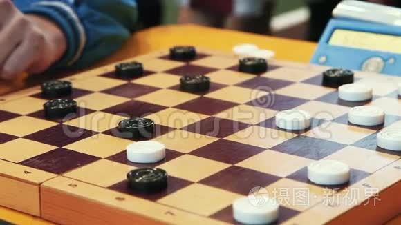 玩跳棋视频