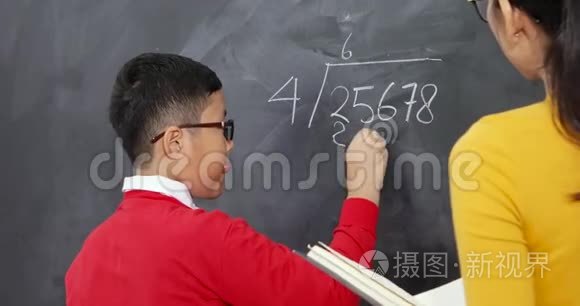 男孩和他的老师一起学数学