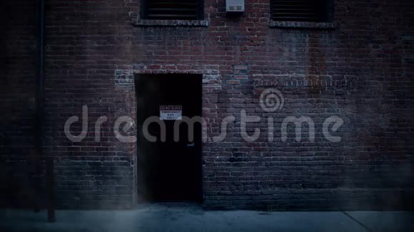 小巷旧砖楼后门入口蒸汽上升视频的预览图