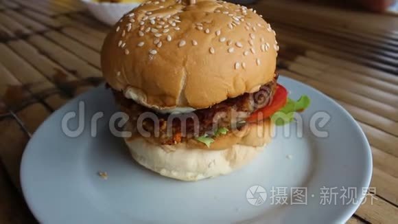 白色餐盘上美味的素食汉堡视频