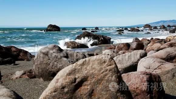 带海浪的沙滩低镜头角岩石视频