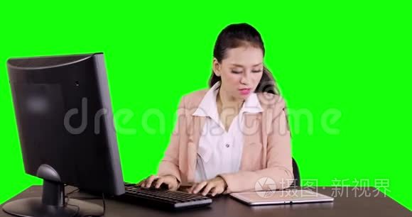 多任务女商人用电脑工作视频