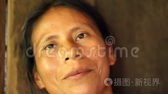美国土著妇女讲述她的生活故事视频