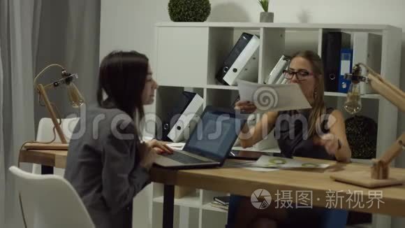 女商人在办公室讨论文书工作视频