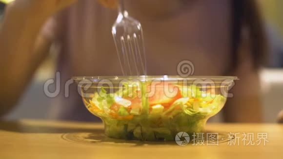 女性素食者在小吃店吃有机鲜沙拉，营养健康