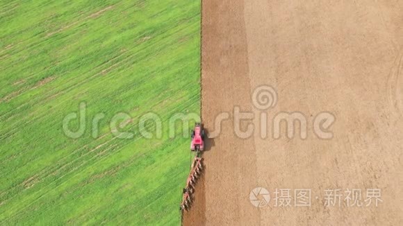 种植作物气景前拖拉机犁地