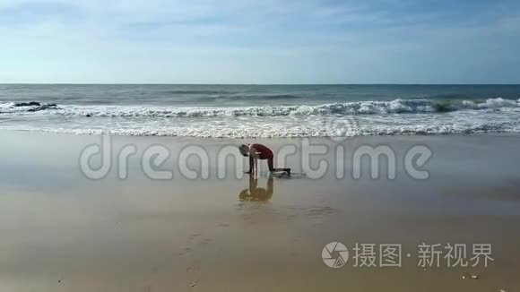 海岸沙滩女孩变化体育运动浪潮视频