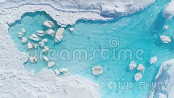 南极冰山绿松石溶洞鸟瞰图视频