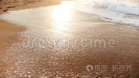 拍摄沙滩海浪的近景慢镜头视频