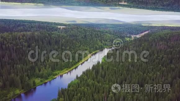 鸟瞰宽阔的河流在森林中流动，镜面视界效果.. 绿色森林的美丽景色