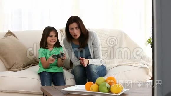 快乐的妈妈鼓励女儿玩电子游戏
