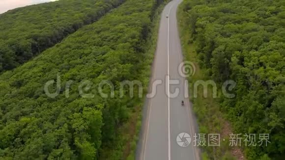 空中射击-无人驾驶飞机在公路和森林上空移动，附近有大海