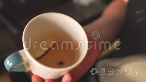 咖啡师将牛奶倒在咖啡上的慢动作创造出完美的卡布奇诺或拿铁