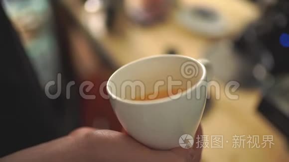 咖啡师将牛奶倒在咖啡上的慢动作创造出完美的卡布奇诺或拿铁