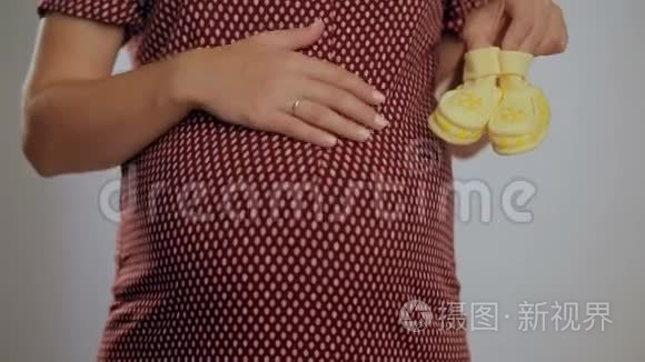 孕妇肚子里未出生婴儿的小鞋子视频