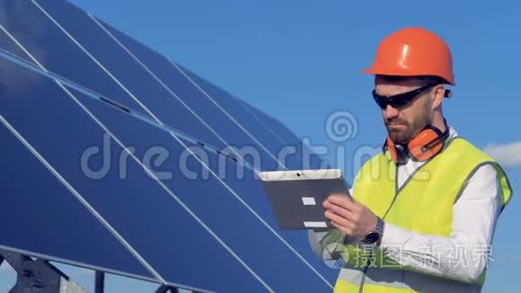 一个人检查太阳能电池的质量。4公里。