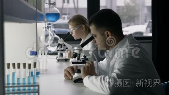 年轻科学家在显微镜中研究物质视频