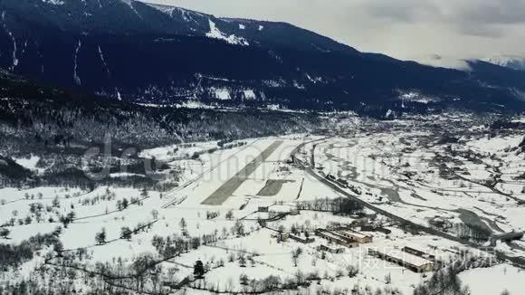 在山上的跑道上，有大量的雪，空中镜头在4k