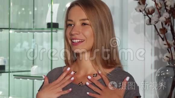 在珠宝店试戴项链的快乐女人视频