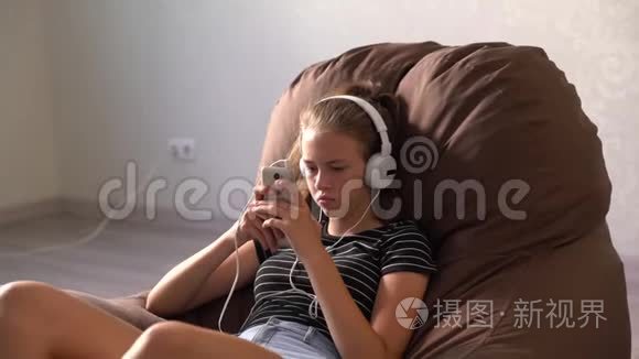 坐着听音乐的少女视频