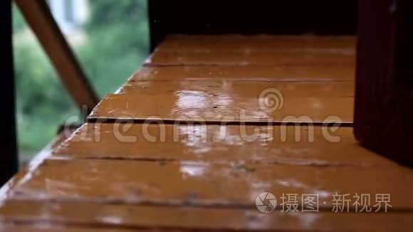 雨滴在房子的旧木门廊上视频