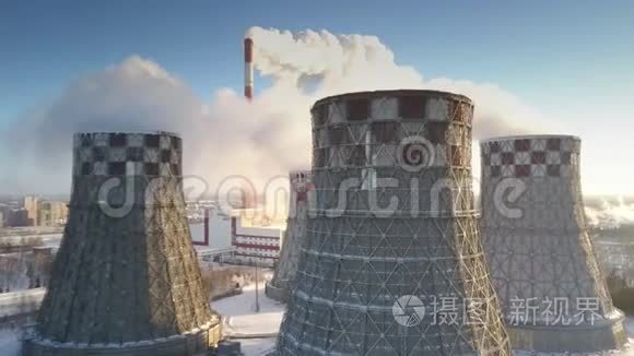 空中观景大型冷却塔产生白色蒸汽