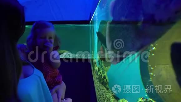 小女儿探索异国水族馆的女人视频