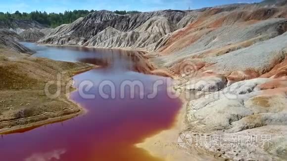 陡坡石坑沟底的水视频