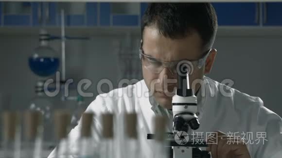 实验室使用显微镜的科学研究员