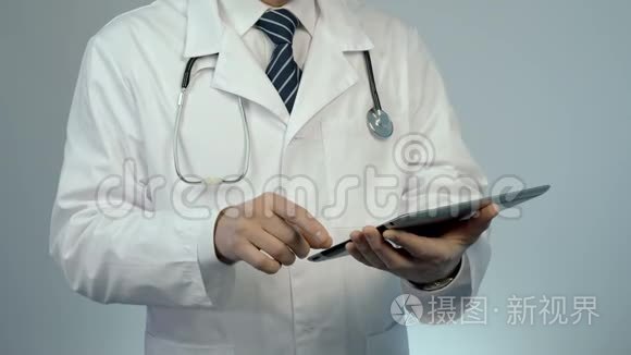治疗师使用平板电脑检查病人的病历或化验结果