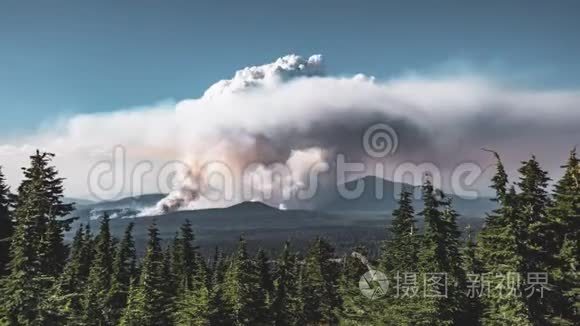 4K时移电影视频电影烟雾引起的大刷火宽拍摄在俄勒冈州，火山口湖国家公园。 4k