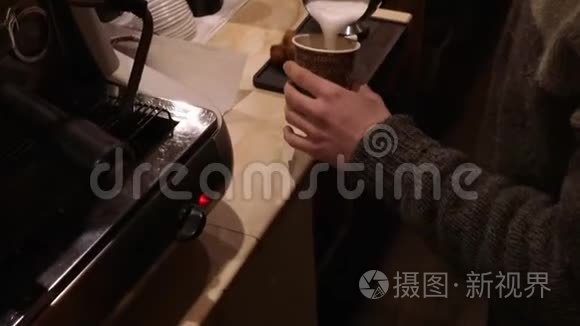 咖啡师用咖啡机流奶视频