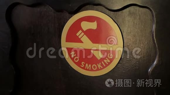 餐厅木墙上的红色禁烟标志视频
