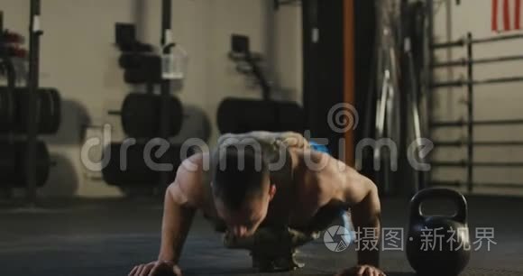 体育运动员在健身房做俯卧撑视频