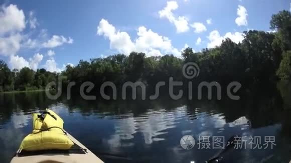 河上的独木舟视频