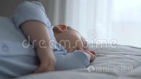 可爱的小男孩用手指在嘴里睡觉视频